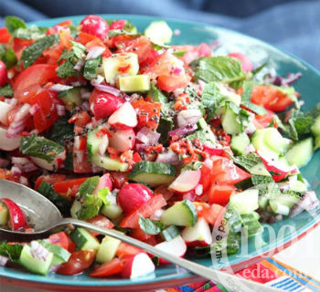 Хрустящий салат из редиски и помидоров