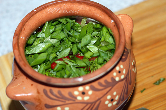 Запеченные овощи с соленной брынзой и яйцом в горшочках: рецепт с пошаговым фото