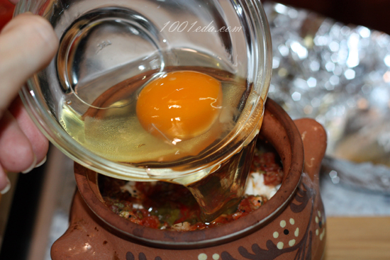 Запеченные овощи с соленной брынзой и яйцом в горшочках: рецепт с пошаговым фото