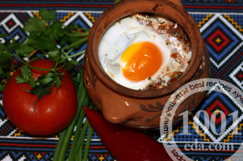 Запеченные овощи с соленной брынзой и яйцом в горшочках: рецепт с пошаговым фото