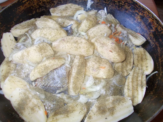 Рыба тушеная с картошкой в духовке