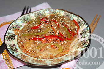 Прозрачная рисовая лапша с овощами и соевым соусом под кунжутом