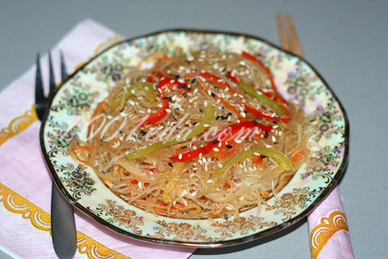 Прозрачная рисовая лапша с овощами и соевым соусом под кунжутом