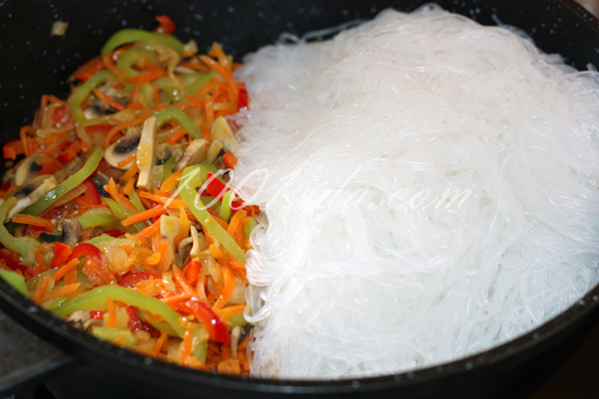 Пикантная рисовая лапша с соусом Пад Тай (Pad Thai) и грибами