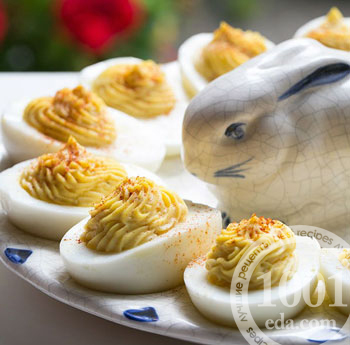 Яйца фаршированные луком с горчицей