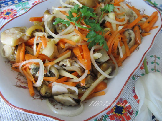 Морковный салат из мидиями и рапанами