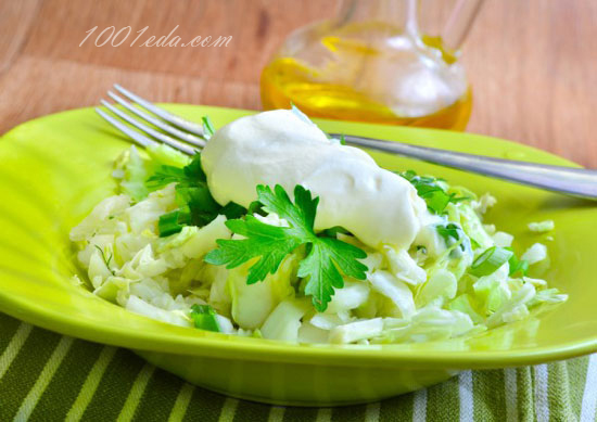Пикантный салат из молодой капусты 