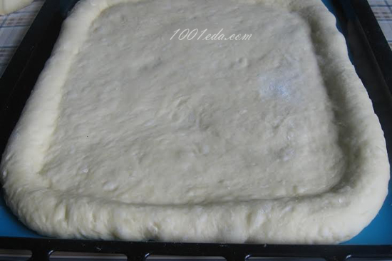 Открытый пирог из дрожжевого теста с творожной начинкой