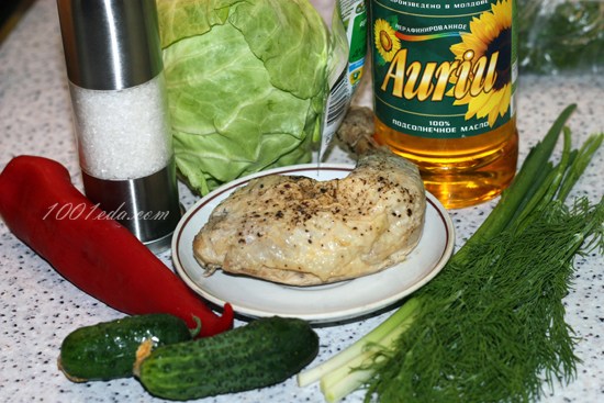 Свежий салат из молодой капусты с курицей