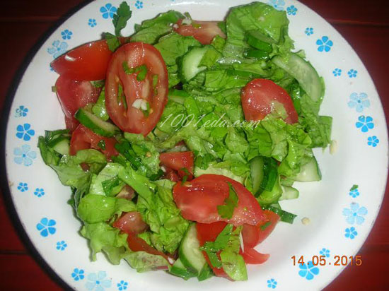 Салат из помидоров с зеленью