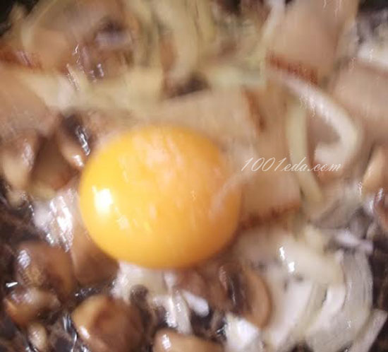 Яичница-глазунья с грибами и курицей