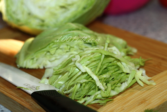 Салат Зеленый из молодой капусты с копченными куриными колбасками