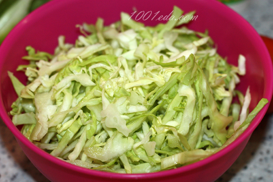 Салат Зеленый из молодой капусты с копченными куриными колбасками