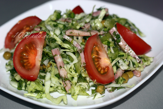 Салат Зеленый из молодой капусты с копченными куриными колбасками