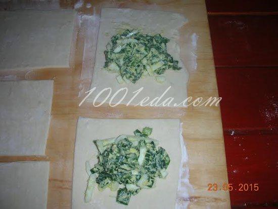 Слоеные пирожки с зеленым луком и яйцом