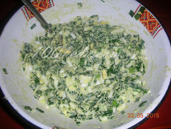 Слоеные пирожки с зеленым луком и яйцом