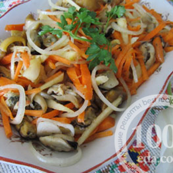 Морковный салат с мидиями и рапанами