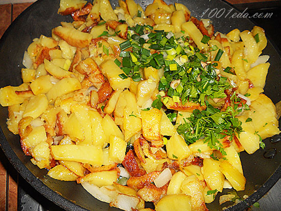 Картофель жареный с луком, чесноком и зеленью