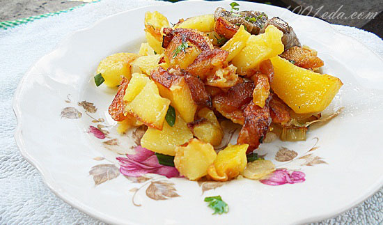 Картофель жареный с луком, чесноком и зеленью