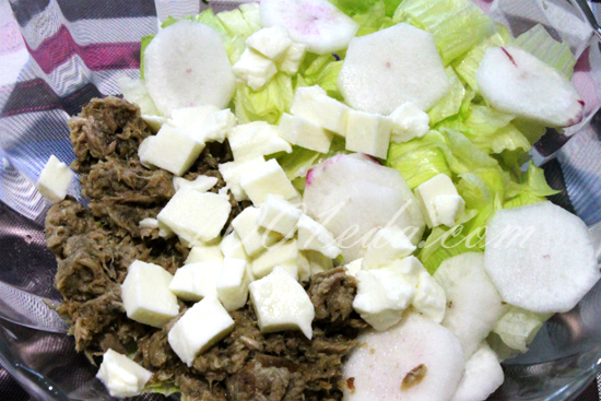 Салат с редисом и тунцом