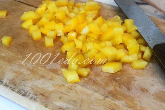 Глазунья в каноэ из цуккини на мясной подушке