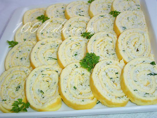 Яичный рулет с сыром и зеленью