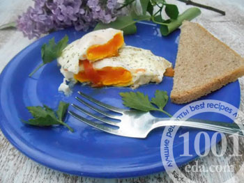 Яичница-глазунья с помидорами и луком