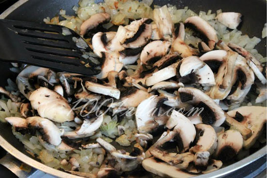 Омлет с грибами и шашлычками-капрезе