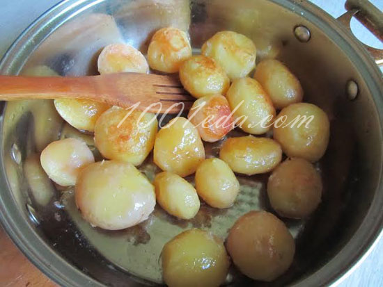 Жареный картофель с чесноком и сметаной