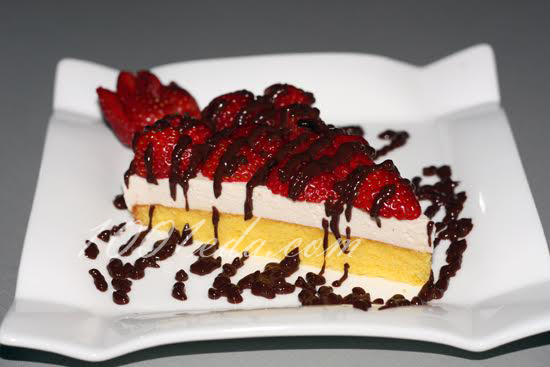 Пирог-торт творожный на бисквите с клубникой и шоколадом: рецепт с пошаговыми фото