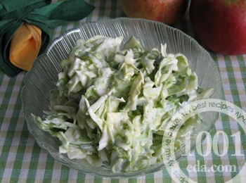 Салат из зеленых овощей с яблоком
