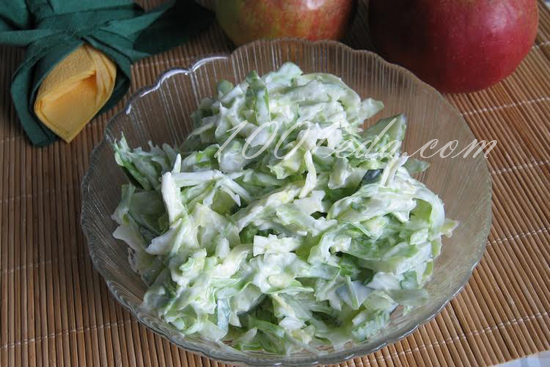 Салат из зеленых овощей с яблоком