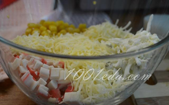 Салат из крабовых палочек с кукурузой и сыром