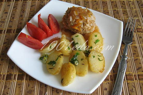 Очищенный картофель, обжаренный в сливочном масле со специями и зеленью