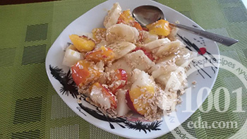 Салат из фруктов с овсянкой на завтрак