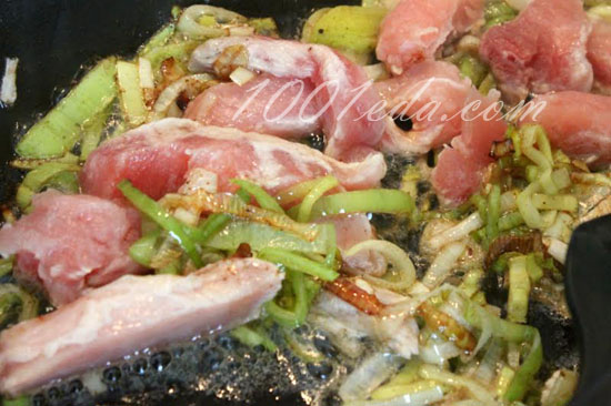 Гречневая каша в сковороде с луком-пореем и свининой