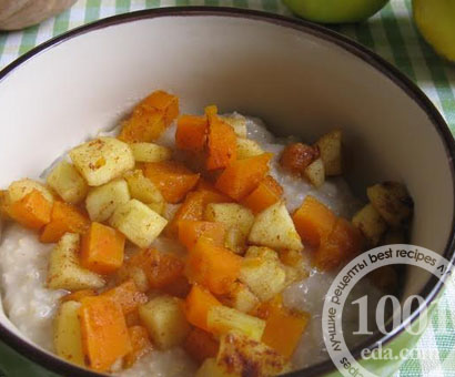 Молочная овсяная каша с тыквой и яблоками