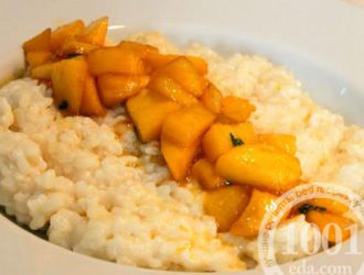 Каша рисовая молочная с карамелизированными персиками