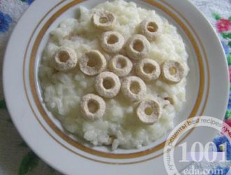 Рисовая молочная каша с овсяными колечками