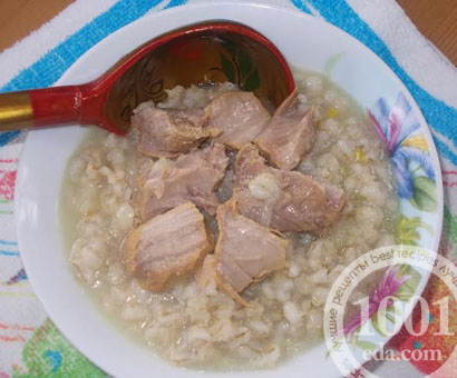 Жидкая перловая каша с отварным мясом