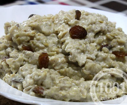 Каша овсяная на топленом молоке с изюмом