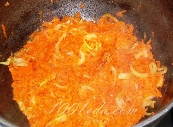 Каша с большим количеством моркови и мясом