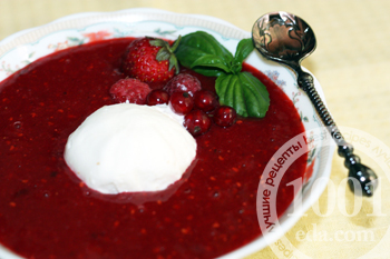 Клубнично-малиновый десертный суп-пюре с базиликом и мороженым: рецепт с пошаговыми фото
