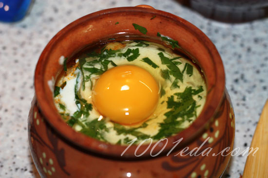 Овощи с куриной грудкой, брынзой и яйцом, запеченные в горшочках: рецепт с пошаговыми фото