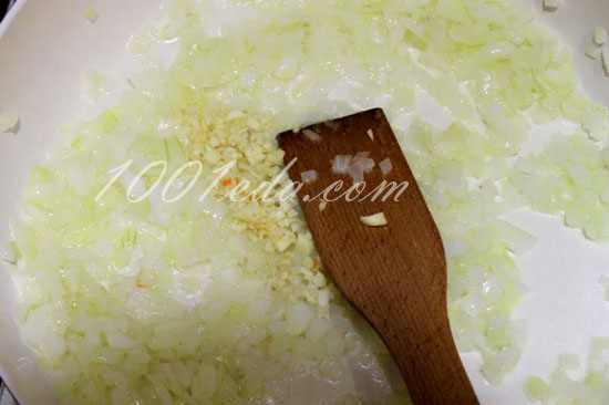 Рисовая каша с овощами в сковороде