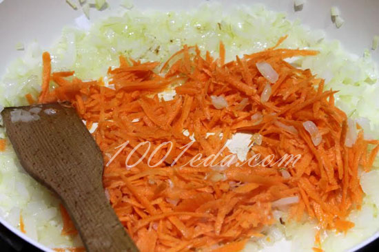 Рисовая каша с овощами в сковороде