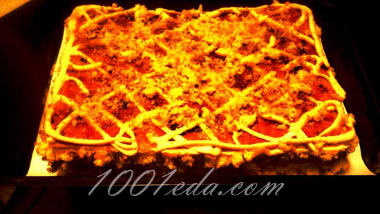 Бисквитный пирог с черносмородиновым желе и взбитыми сливками
