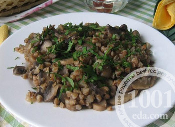 Гречневая каша с луком и грибами в сковороде
