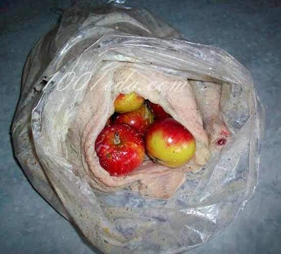 Курица, запеченная в духовке с яблоками