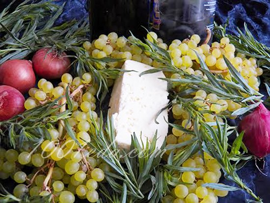 Итальянский салат с виноградом, сыром и тархуном: рецепт с пошаговым фото